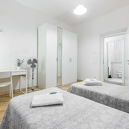 Anna With Terrace For 6 Guests Appartement